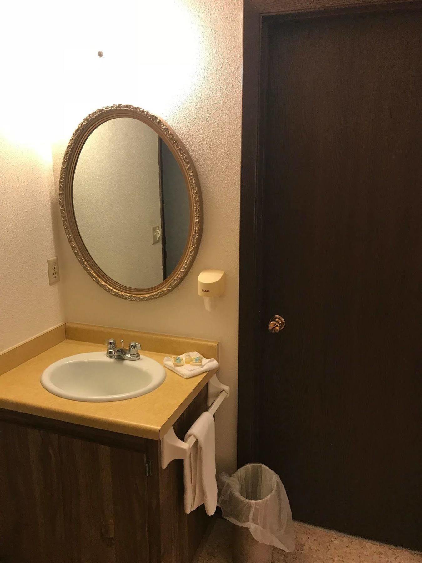 Mcgovern'S Motel And Suites Sun Prairie Eksteriør billede