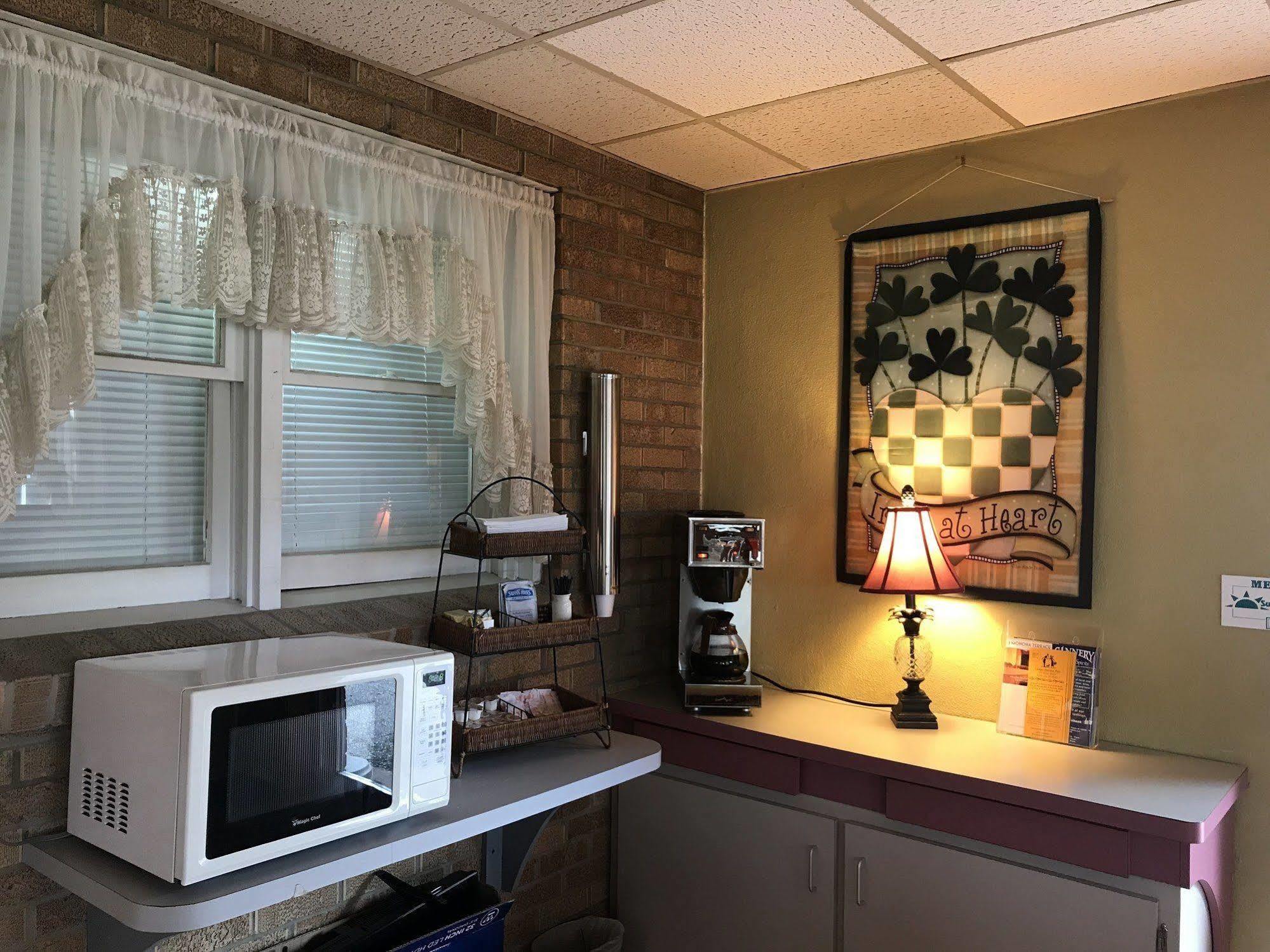 Mcgovern'S Motel And Suites Sun Prairie Eksteriør billede